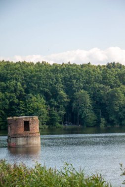Su deposu, yapay, harap olmuş, pitoresk manzara, göl, popüler yer, eğlence, yüzme, sakin atmosfer, güneşli gün, kümülüs bulutları, gezinti, seyahat, manzara