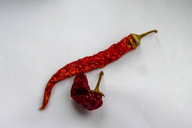 İki kurutulmuş kırmızı biber, baharat, baharat tadı, yatay fotoğraf, gri arka plan, tıbbi özellikler.