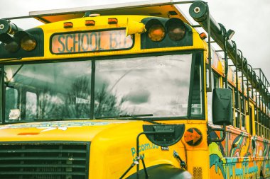 Otobüsün yol üzerindeki yakın çekimleri, manzaranın önü, ağaçların yansıması, donanımlı, ön cam, tekerlekler üzerinde kamp, turist rotaları, dinlenme yerleri, turistler, yürüyüş, rahatlama, doğa, parlak, yatay fotoğraf, uzak plan