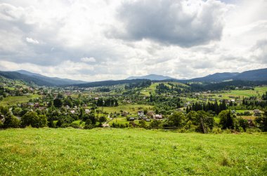 Dağlardaki köylerin yamaçlarındaki özel evler, yollar, çimenler, güneşli günler, Ukrayna Karpatları, dağlar, bahar-yaz dönemi, güneşli gün, yatay fotoğraf, çimenlerdeki patika, eşsiz manzara, turizm merkezi