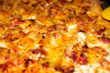 Fırında yeni pişmiş pizza, füme sosis, ana malzemeler, salam, güveç, dilimlenmiş dolma biber, sarı işlenmiş peynir, ev yapımı flamenko, Alman flamenkosu.