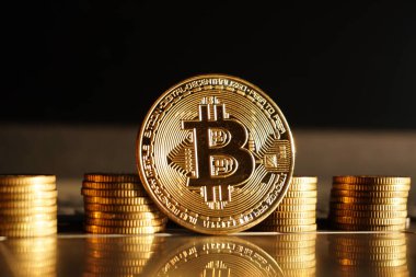 Bilgisayarın klavyesindeki yeni sanal para biraz bozuk para. Kripto para birimi kavramı.