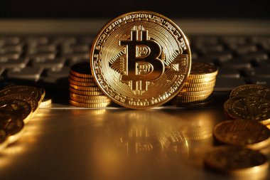 Bilgisayarın klavyesindeki yeni sanal para biraz bozuk para. Kripto para birimi kavramı.