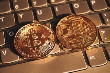 Bilgisayarın klavyesindeki yeni sanal para biraz bozuk para. Kripto para birimi kavramı.