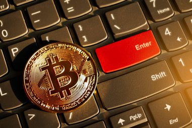 Bilgisayarın klavyesindeki yeni sanal para biraz bozuk para. Kripto para birimi kavramı.