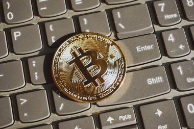 Bilgisayarın klavyesindeki yeni sanal para biraz bozuk para. Kripto para birimi kavramı.