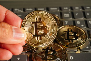 Dizüstü bilgisayarı olan Bit Coin BTC 'yi elinde tutan bir iş adamı. Şifreli para birimi kavramsal.