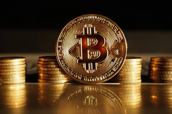 Bilgisayarın klavyesindeki yeni sanal para biraz bozuk para. Kripto para birimi kavramı.