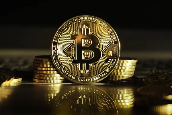 Bilgisayarın klavyesindeki yeni sanal para biraz bozuk para. Kripto para birimi kavramı.