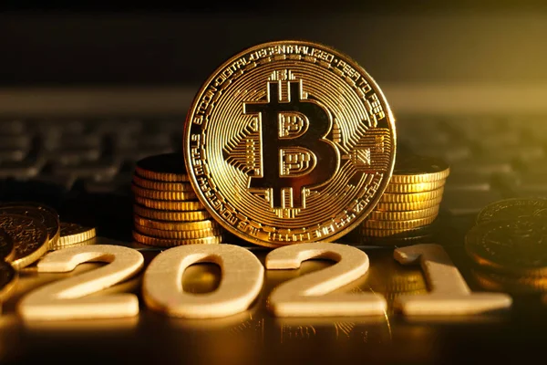 Bilgisayarın klavyesindeki yeni sanal para biraz bozuk para. Kripto para birimi kavramı.