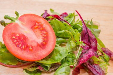 kırmızı domates salatası ile kesmek