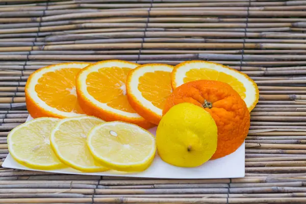 맛 있는 오렌지와 육즙이 풍부한 레몬 — 스톡 사진