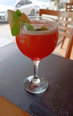 Bardakta kokteyl, nane ve kırmızı şarap.