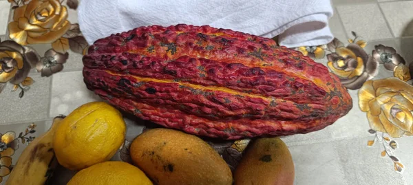 Lezzetli bir yiyeceğe yakın. Meyveli kakao çikolatası.