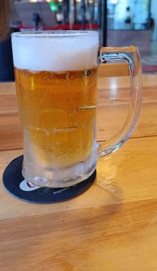 Masadaki soğuk bira bardağında