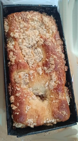 Peynirli ve fındıklı ev yapımı ekmek. kek ya da cuca muz