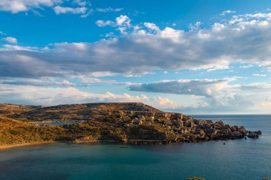 Güzel bir Akdeniz manzarası, güneşli bir gün.