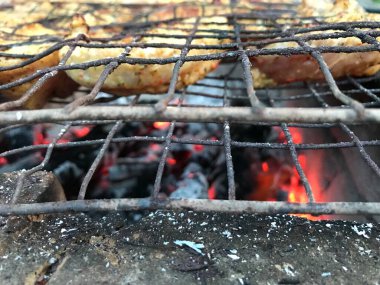 Sulu kebap parçaları ateşte pişiyor. 