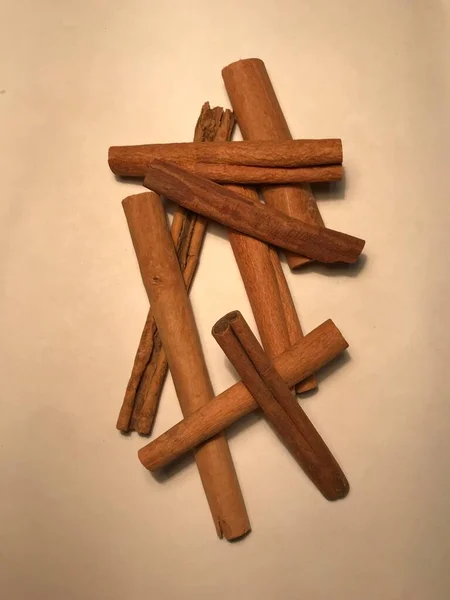 Cinnamon Sticks Cream Background — Stock Photo, Image