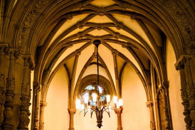 Mosna Kalesi 'nin içi, tarihi bir saray, Polonya' nın en ünlü simgelerinden biri. Muhteşem mimari, detaylı ahşap işçiliği ve zarif tasarımı, aristokratik konutların ihtişamı..