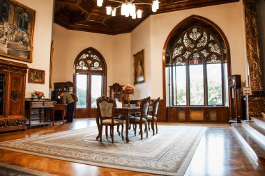 Mosna Kalesi 'nin içi, tarihi bir saray, Polonya' nın en ünlü simgelerinden biri. Muhteşem mimari, detaylı ahşap işçiliği ve zarif tasarımı, aristokratik konutların ihtişamı..