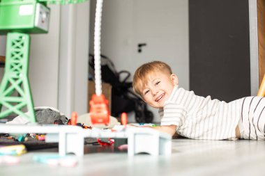 Çocuk yaratıcı oyunlara odaklanmış, yaratıcılık ve motor beceriler geliştiriyor. Parlak doğal ışık ve rahat atmosfer, çocukluğu resmetmek, oyun, ebeveynlik ve erken eğitim kavramları yoluyla öğrenmek için bu görüntüyü mükemmelleştirir.