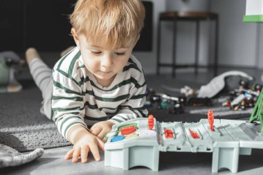 Çocuk yaratıcı oyunlara odaklanmış, yaratıcılık ve motor beceriler geliştiriyor. Parlak doğal ışık ve rahat atmosfer, çocukluğu resmetmek, oyun, ebeveynlik ve erken eğitim kavramları yoluyla öğrenmek için bu görüntüyü mükemmelleştirir.