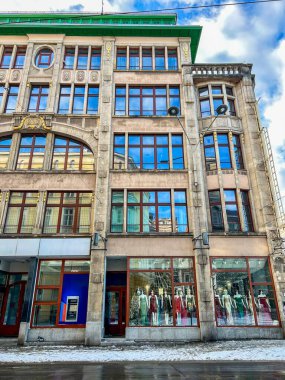 Vitrinlerde zarif gece elbiseleri, moda perakendecisi, lüks tarzı ve modern mağaza vitrini sunumları yer alıyor..