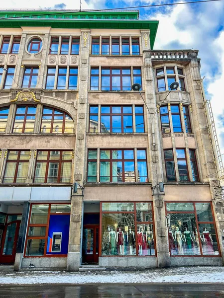 Vitrinlerde zarif gece elbiseleri, moda perakendecisi, lüks tarzı ve modern mağaza vitrini sunumları yer alıyor..