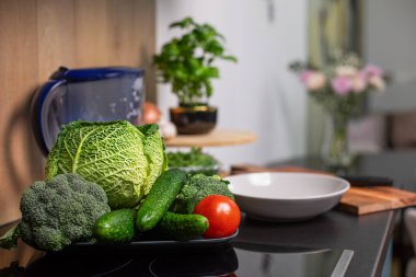 Mutfak masasında taze sebzeler: salatalık, lahana, domates ve salata için fesleğen. Sağlıklı yaşam tarzı ve çiğ gıda konsepti. Yüksek kalite fotoğraf