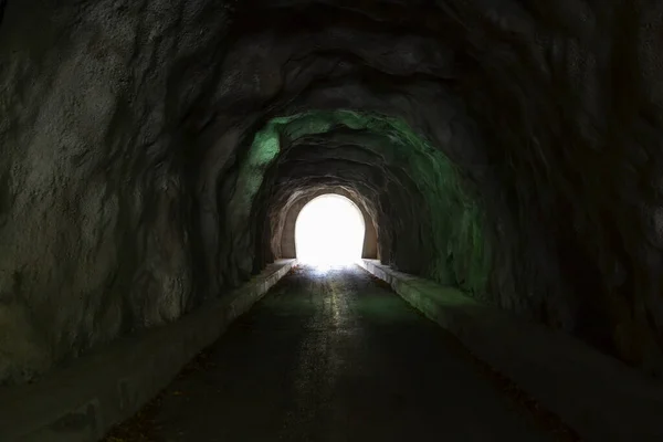 Длинный Туннель Пещере Ярким Белым Светом Конце Туннеля Лицензионные Стоковые Изображения