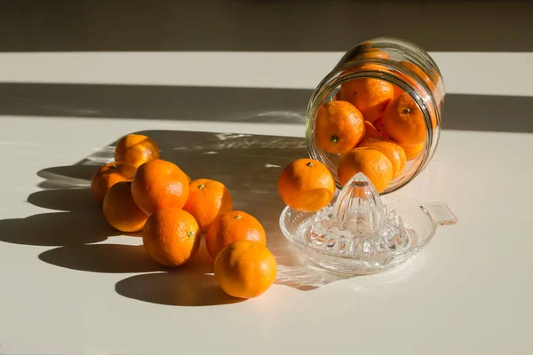 Mogna Mandariner Föll Glasburken Bordet Och Glasjuicen — Stockfoto