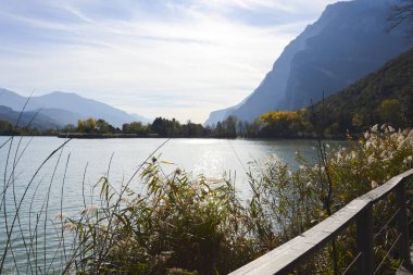 Dağları ve yamaçları olan inanılmaz güzel bir göl manzarası.
