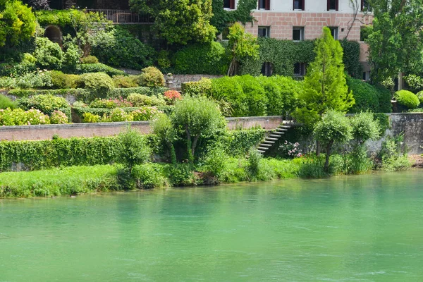 Trappen Naar Tuin Bij Groene Rivier — Stockfoto