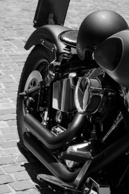 Motosiklet kaskıyla çekilmiş siyah beyaz bir fotoğraf. Makro