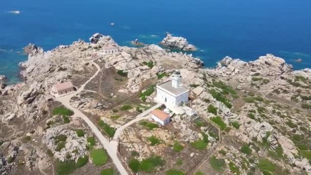 Gök Mavisi Denizin Yanındaki Kayalıklarda Duran Deniz Fenerinin Beyaz Binasının — Stok video