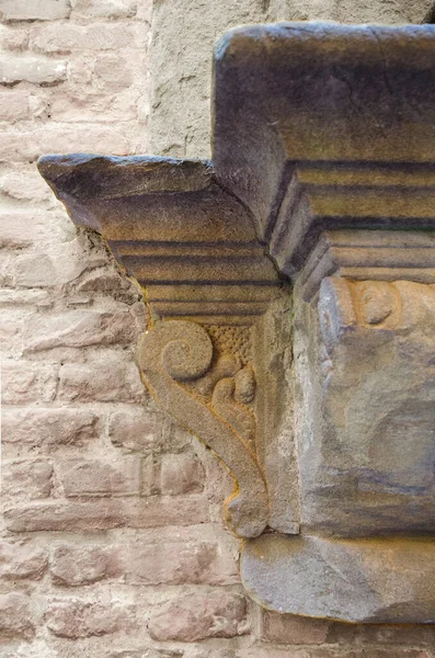 Угол Старого Каменного Подоконника — стоковое фото