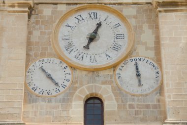 Duvardaki eski saat.