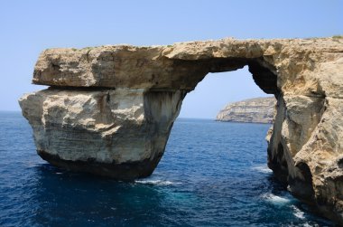 Deniz kenarında bir taş kemer