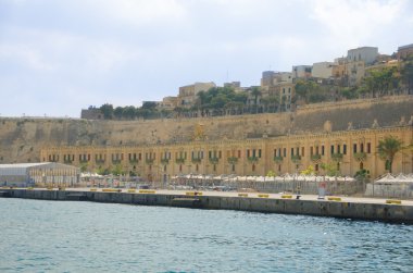 Denize yakın bir uzun eski bina