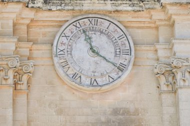 Eskilerin eski binasında saat