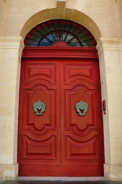 Ярко-красная дверь Лицензионные Стоковые Изображения