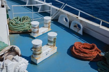 Gemide bulunan renkli ipler