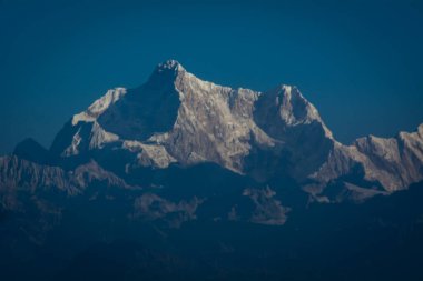 Kumbhakarna Dağı ya da Uyuyan Buda 'nın yüzü olarak bilinen Jannu Dağı. Kanchenjunga ve ailesi Sandakphu, Batı Bengal, Hindistan 'da görüldü.