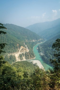 Teesta ve Rangit Nehri 'nin kesiştiği yer Darjeeling bölgesinin ünlü bir turizm merkezi olan Aşıklar Noktası' ndan alınmıştır.