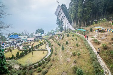 Lamahatta, Darjeeling, Batı Bengal, Hindistan: 24 Ocak 2021 - Lamahatta Eco Parkı 'nda sisli bir kış öğleden sonrasının tadını çıkaran turistler. Kanchenjunga