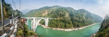 Teesta nehrindeki taç giyme köprüsünün güzel panoramik manzarası. Bu köprü İngiliz döneminde inşa edildi ve şimdi Hindistan 'ın mirası..