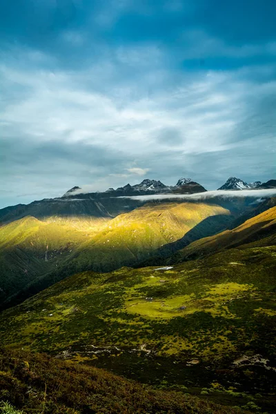 Morning Sunlight Falls Lush Green Faces Himalayan Range Dzongri Top — Stock Photo, Image