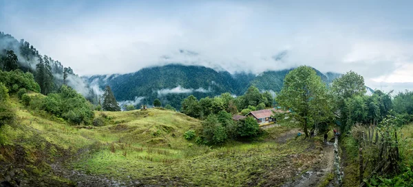 西锡金的Tshoka村在阴天的全景 — 图库照片