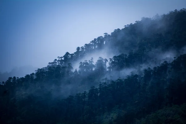 Camadas Montanha Cobertas Nuvens Uma Tarde Sombria Vista Uma Aldeia — Fotografia de Stock